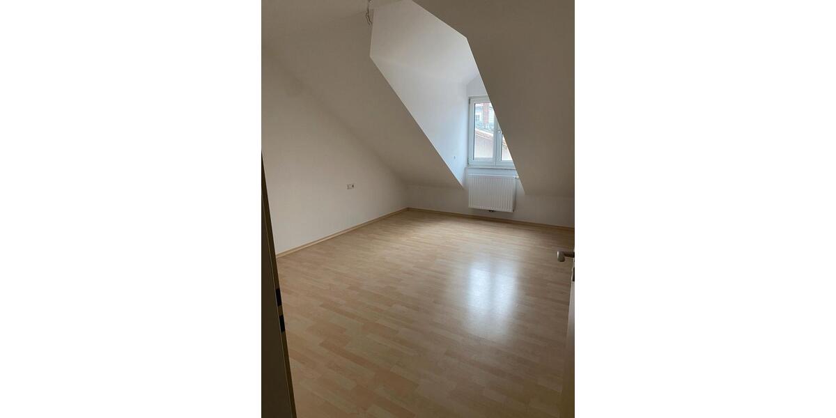 Dachgeschoßwohnung Roding - 4 Zimmer, 135 m&sup2;, 700&euro; | Angebot:25058112