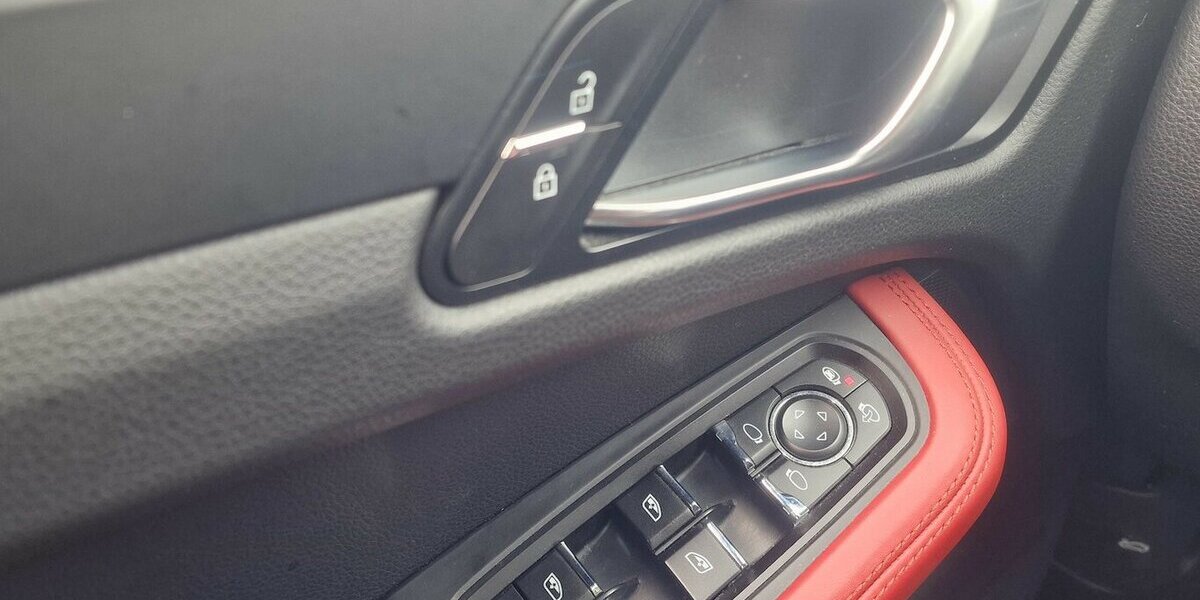 Porsche Macan Panoramadach NAVI Klimaautomatik 3-fach 129.000 km 40.998 &euro; Landau 76829