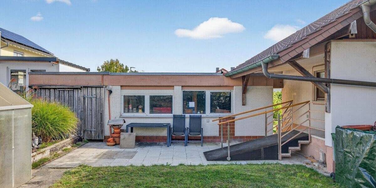 Charmantes Zweifamilienhaus mit Garten, Doppelgarage und vielen Möglichkeiten in Königsbach-Stein 9 zimmer