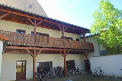 2-Zimmer-Wohnung mit XXL-Balkon, sep. Küche, Laminatboden & Badewanne