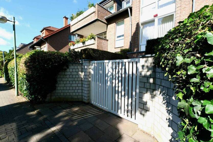 Traumhafte 122 m² Erdgeschoßwohnung mit großzügigem Garten, Terrasse und TG Platz in Büderich