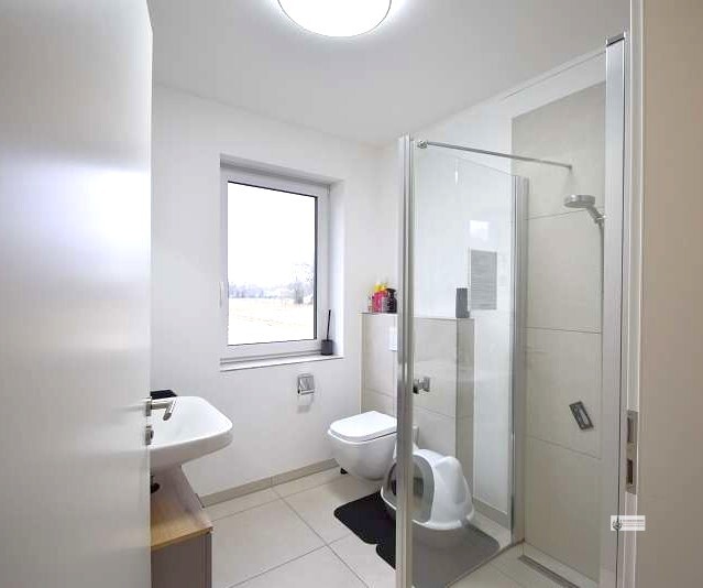 Neu ab 1.7.26 für 2 Personen 2-Zimmer-OG-Wohnung KfW 40+ Bauweise + Aufzug + Balkon + Carport - Etagenwohnung Weyhe | Angebot:25882628