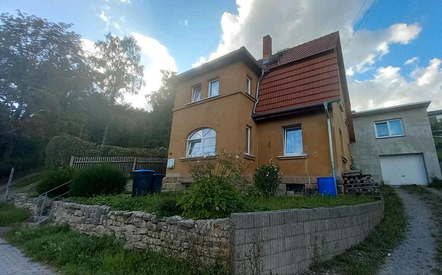 Mehrfamilienhaus mit Anbau und Garage