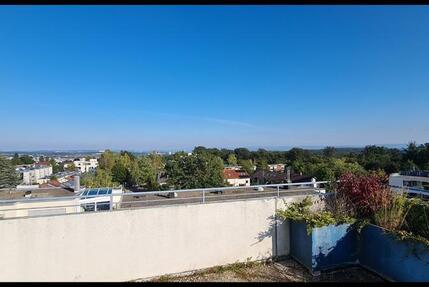 PenthausWohnung in Stuttgart Rohr mit Blick auf unbebaute Natur.