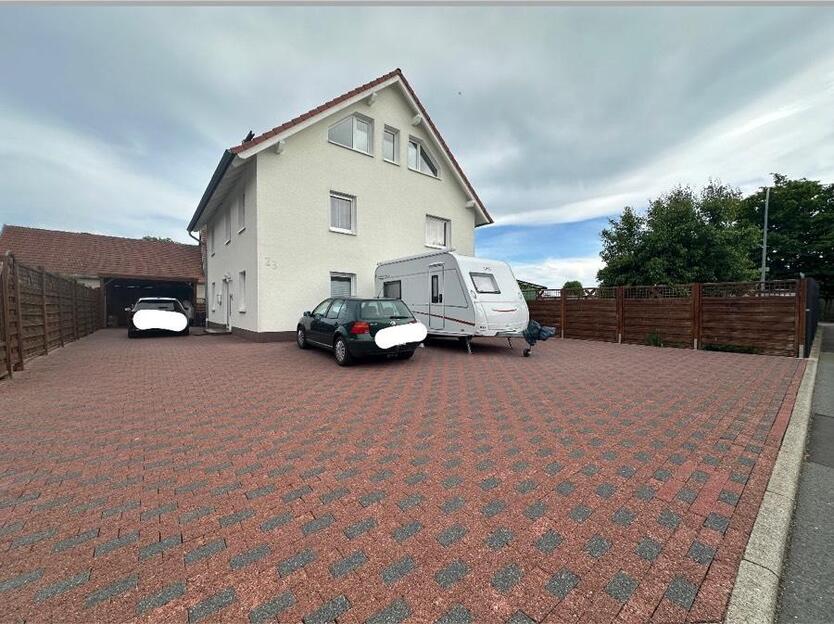 Großes Einfamilienhaus mit großen Garten und Carport