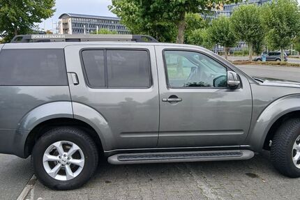 Nissan Pathfinder 185.200 km 14.500 &euro; Frankfurt am Main 60488