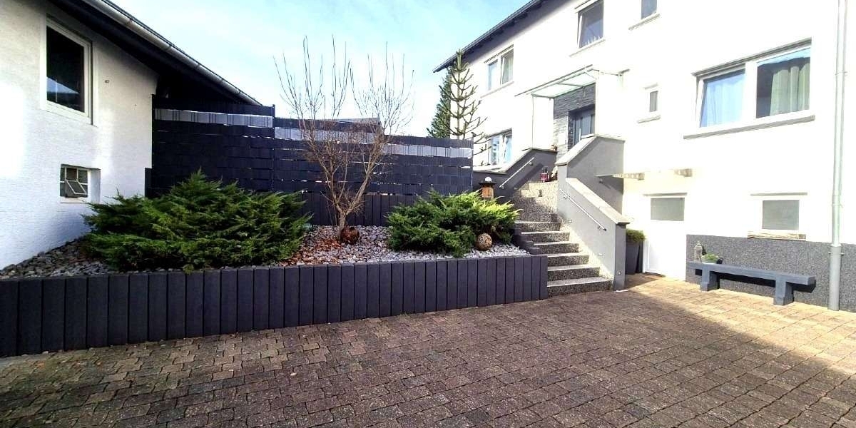Großzügiges Wohnen für zwei Generationen: Poolbereich mit Poolbar und barrierefreiem EG - Zweifamilienhaus Katzweiler | Angebot:27131010