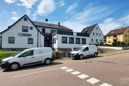 Modernisiertes Mehrfamilienhaus mit vier Wohneinheiten, Garagen und Stellplätze 1 zimmer