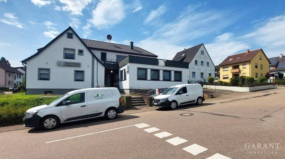 Modernisiertes Mehrfamilienhaus mit vier Wohneinheiten, Garagen und Stellplätze 1 zimmer