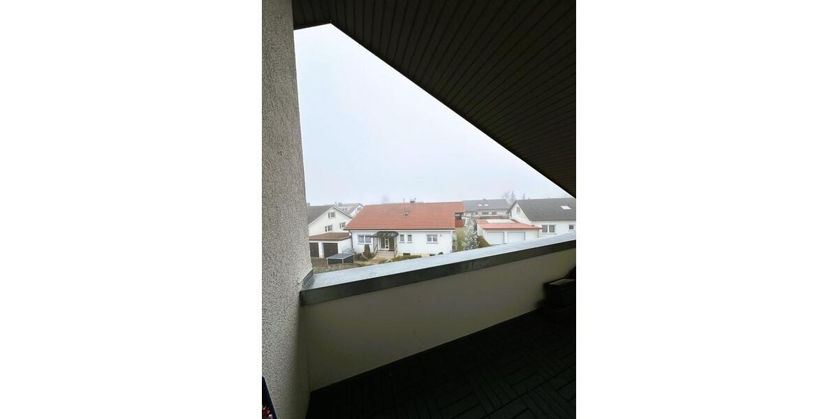 Helle 3 Zi. DG Wohnung mit Dachterrasse in ruhiger Lage 3 zimmer