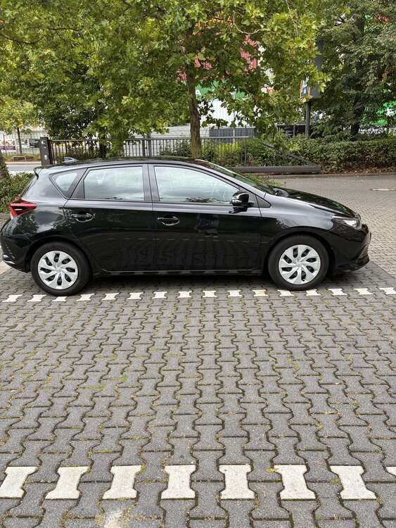 Toyota Auris 95.000 km 9.500 € Frankfurt 60389