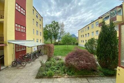 3-Zi.-Whg. im EG (Hochparterre) mit großer Loggia. RENOVIERUNGSBEDARF!