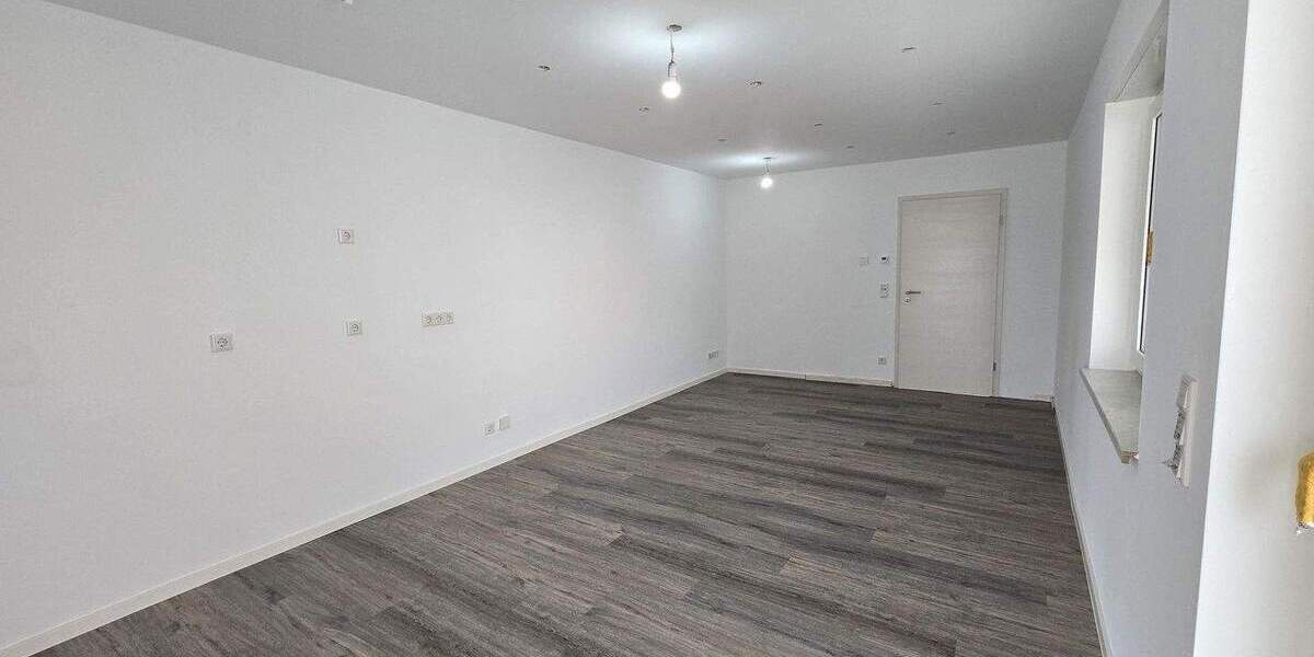 Doppelhaushälfte kernsaniert und energieeffizient mit Garage und Stellplätzen in Römerberg 3 zimmer