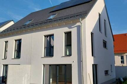 Neuwertige 5-Zi.-Doppelhaushälfte mit Einbauküche in Obertraubling