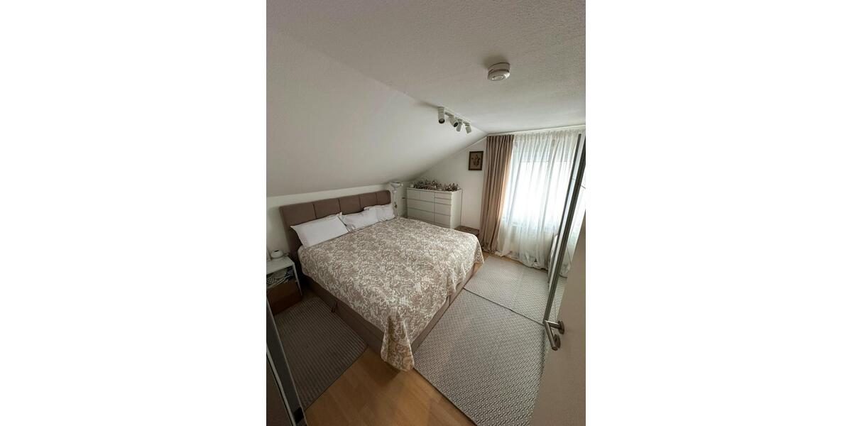 Helle 3 Zi. DG Wohnung mit Dachterrasse in ruhiger Lage 3 zimmer