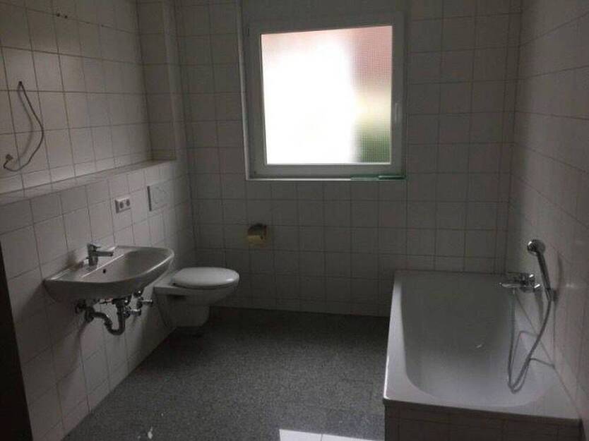 geräumige 3,5-Zimmer-Wohnung mit großem Balkon mit Blick ins Neckartal