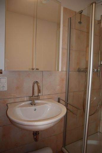 **Helle 2 Zimmerwohnung mit separatem Eingang und Balkon. Ausschließlich für den Einpersonenhaushalt!** 2 zimmer