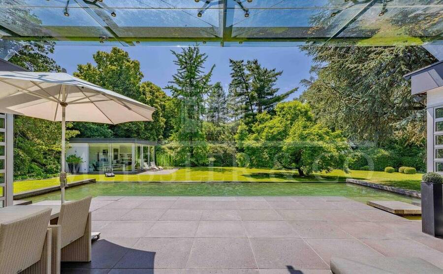 Exklusiver Bungalow auf großem Grundstück in Bestlage