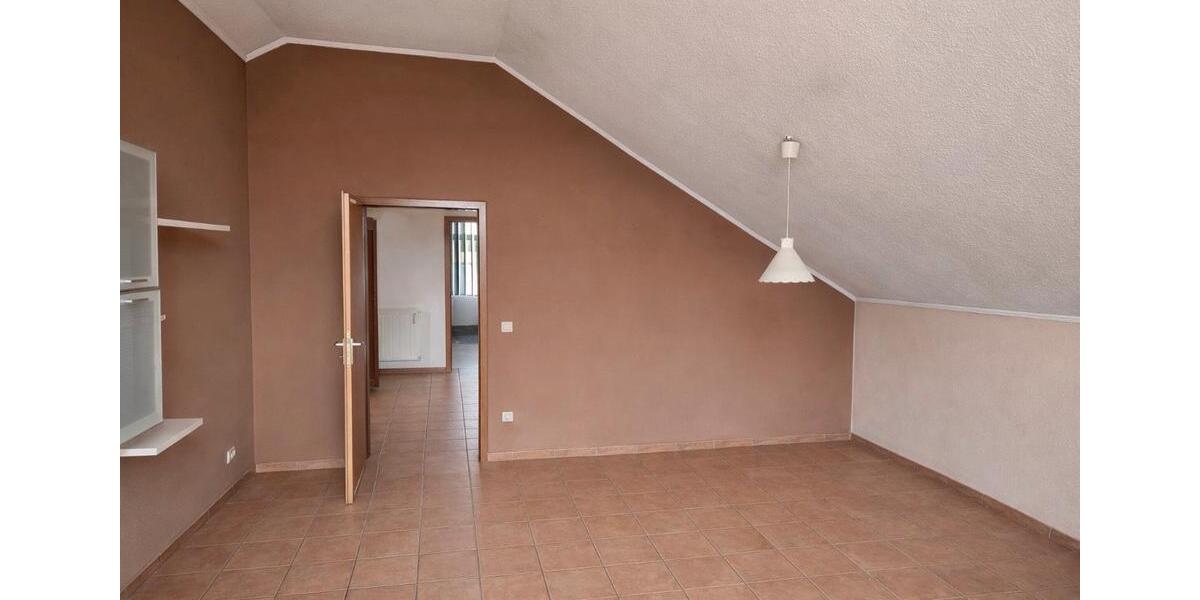 Dachgeschoßwohnung Mönchengladbach Süd - 3.5 Zimmer, 85 m&sup2;, 1.225&euro; | Angebot:25931861