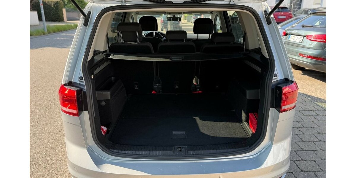 VW Touran Sound BMT/Start-Stopp Navi ACC 157.000 km 10.990 &euro; Neckarsulm 74172