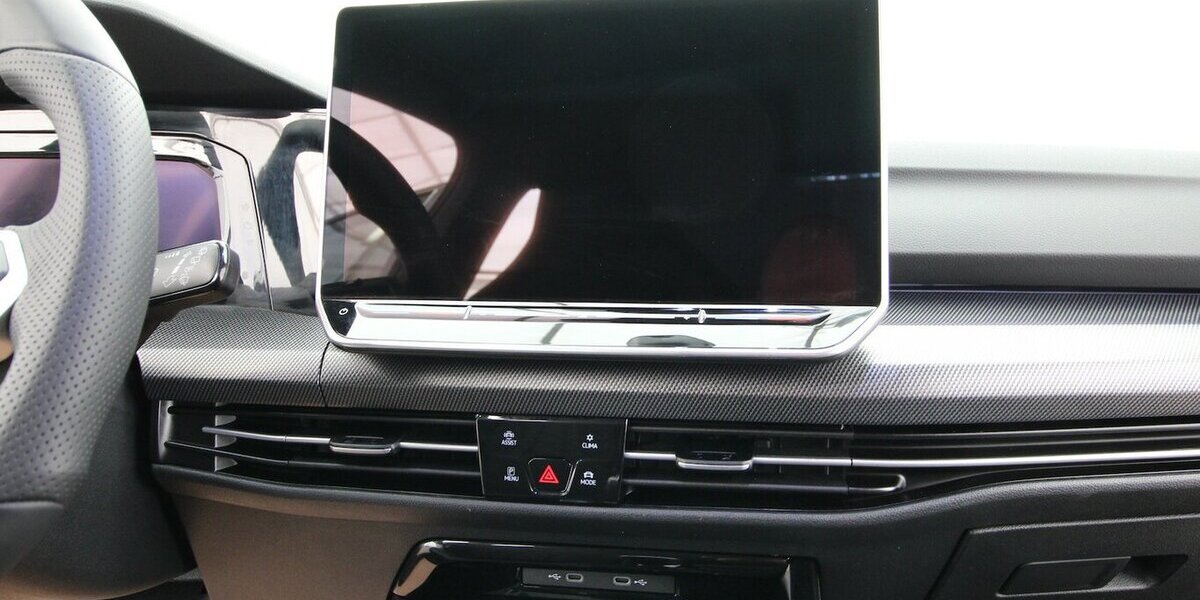 VW Golf VIII Variant 1.5 TSI R-Line LED+KAMERA+ACC 32.175 km 26.900 &euro; Hagenow 19230
