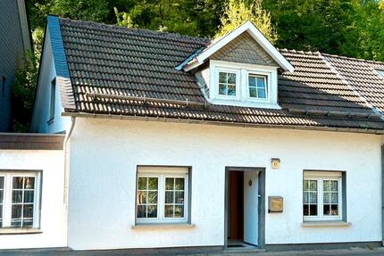 Zentral in Olpe: Wohnhaus mit Geschichte, 3 Garagen & kl. Garten zimmer