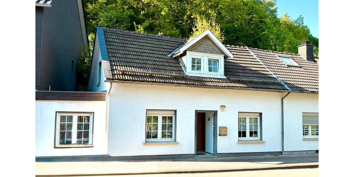 Zentral in Olpe: Wohnhaus mit Geschichte, 3 Garagen & kl. Garten zimmer