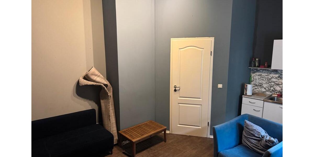 Wohnhaus und Wohnung und Lager mit Innenhof 80 m2 4 zimmer