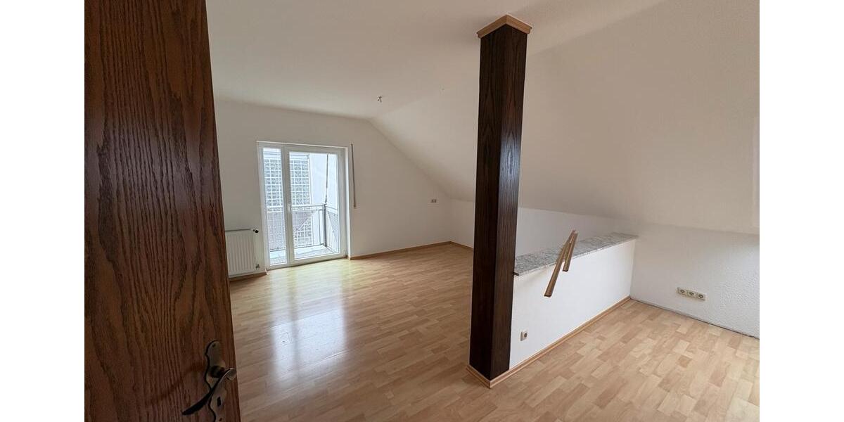 Dachgeschoßwohnung Rosbach vor der Höhe - 4.5 Zimmer, 105 m&sup2;, 1.050&euro; | Angebot:25310192