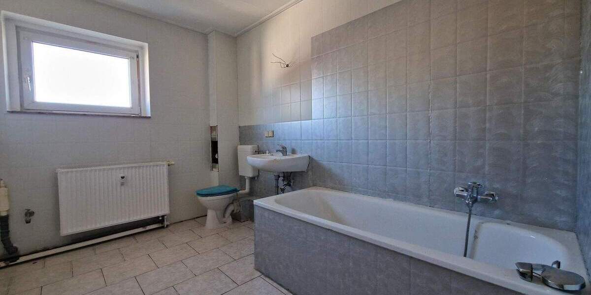 großzügige, helle 2-Zimmerwohnung nach Teilsanierung zu vermieten. 2 zimmer