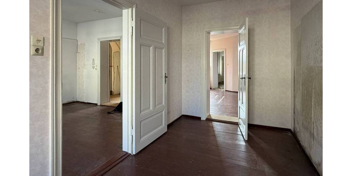 Kleines Mehrfamilienhaus mit 3 Einheiten, nahe dem Bahnhof und mit Ausbaupotential, 5,1 % Rendite - Mehrfamilienhaus, Wohnhaus Luckenwalde | Angebot:25805950