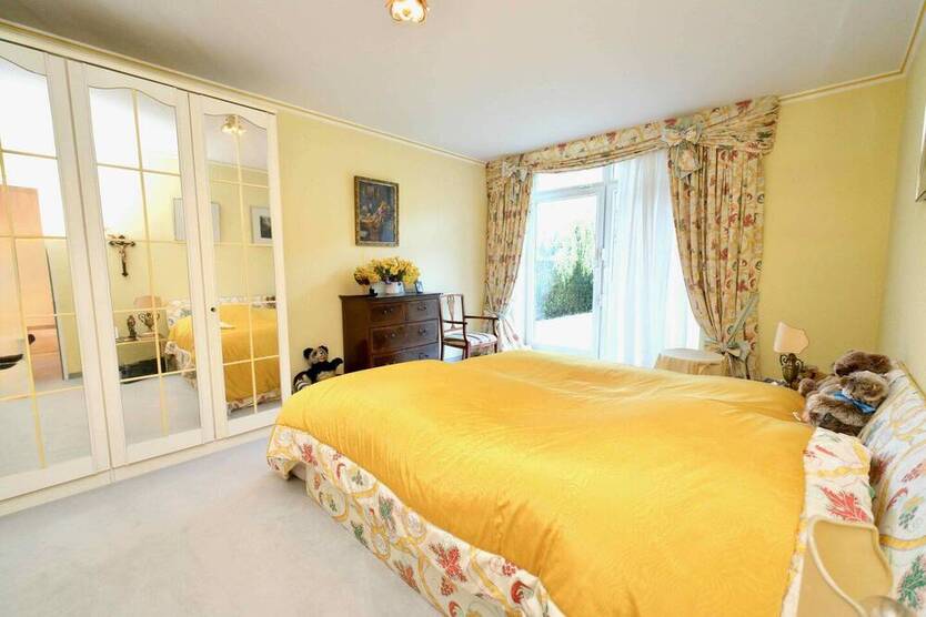 Traumhafte 122 m² Erdgeschoßwohnung mit großzügigem Garten, Terrasse und TG Platz in Büderich