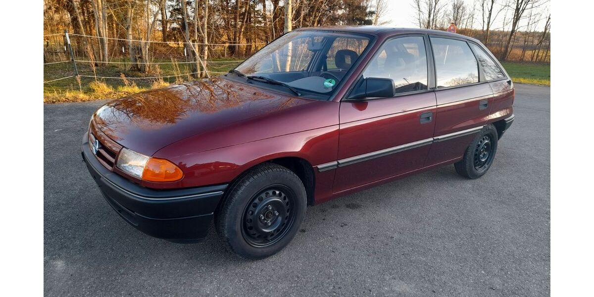 Opel Astra 19.000 km 4.890 € Mûnchen 80807