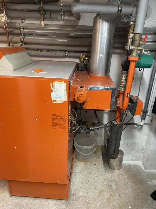 Solides Mehrfamilienhaus steht zum Verkauf 16 zimmer