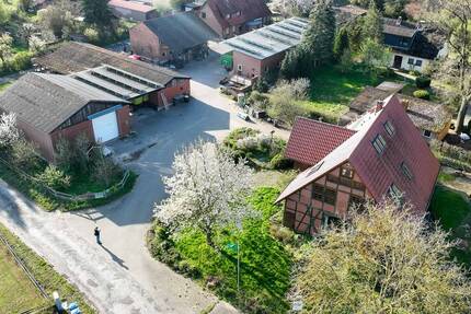 Fachwerkhaus und weitere Gebäude für Wohnen und Arbeiten in ruhiger Dorflage zu verkaufen! 1 zimmer