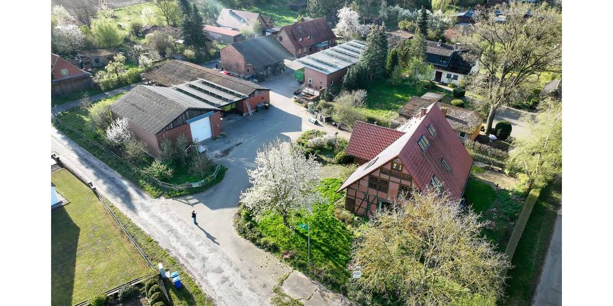 Fachwerkhaus und weitere Gebäude für Wohnen und Arbeiten in ruhiger Dorflage zu verkaufen! 1 zimmer