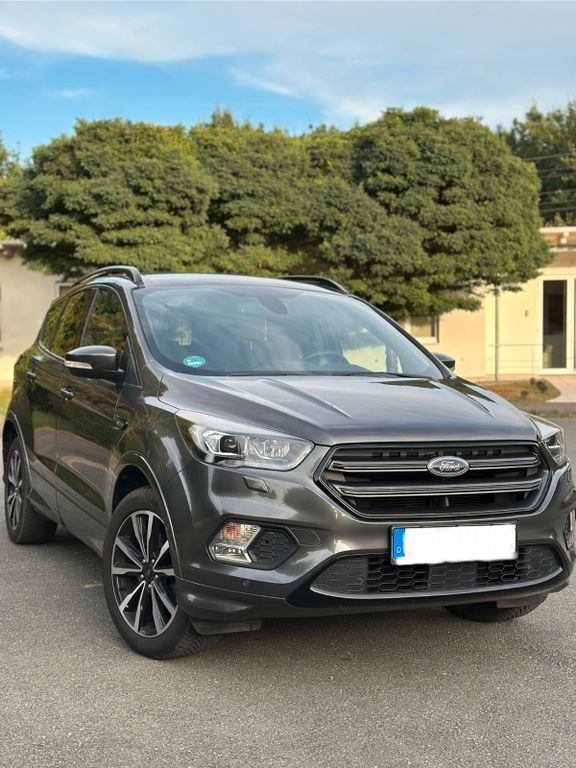 Ford Kuga 103.000 km 14.900 € Detmold 32760