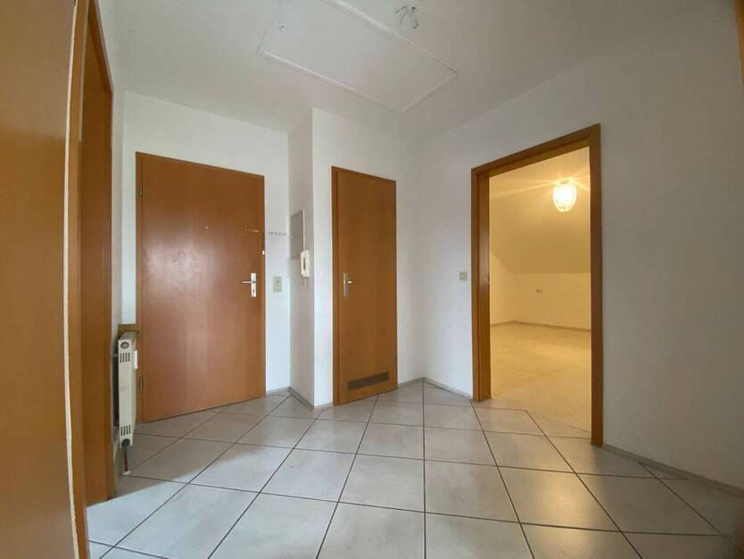 Ruhige 75?m²-DG-Wohnung mit Komfort: Einbauküche & Garage inklusive 3 zimmer