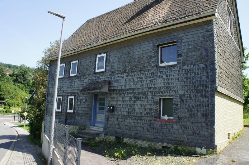 **PREISGÜNSTIGES- SCHIEFERBESCHLAGENS FACHWERKHAUS MIT ALTEM BAUMBESTAND IN MUDERSBACH-KEIN DENKMALSCHUTZ- ** - Einfamilienhaus Mudersbach Birken | Angebot:27169939