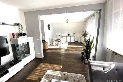 Sehr gut geschnittene 2 12 Zimmer-Wohnung in toller Lage mit Balkon und Garage!
