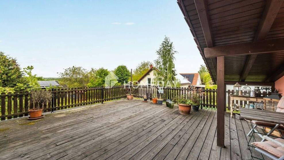 Geräumiges Haus mit 792 m² Nutzfläche, Scheune für 10 Fahrzeuge, Gartenparadies und Ausbaureserve