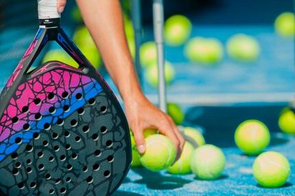 Halle, einzigartige Sport und Event-Arena, Padel Tennis zimmer
