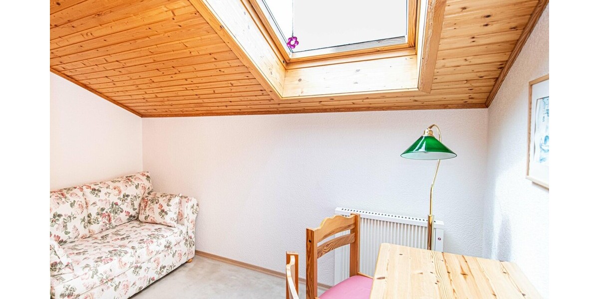 Gepflegtes Dachgeschoss mit Blick ins Grüne und Wohlfühlambiente - Dachgeschoßwohnung Neukirchen beim Heiligen Blut | Angebot:26770275