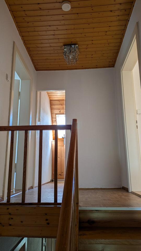 Älteres Einfamilienhaus mit Doppelgarage in Karlskron zur Miete