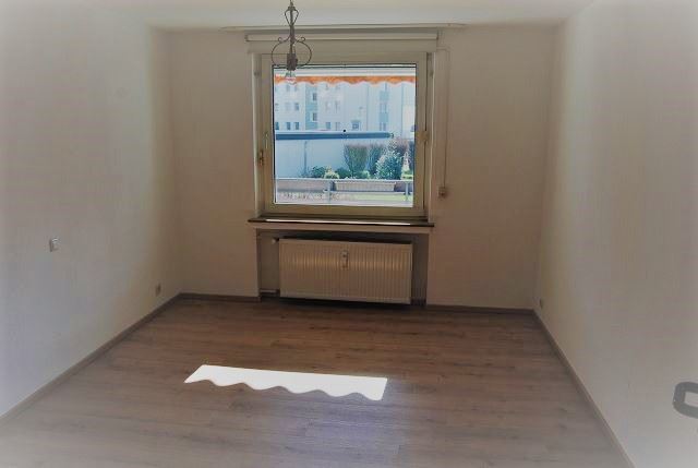 Wohnung im EG mit Balkon, Garage und Stellplatz in ruhiger Lage ... sucht lebensälteren Mieter ... 2 zimmer