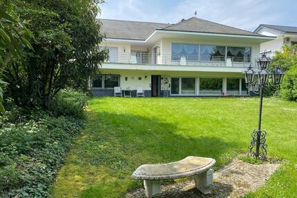 Freistehendes Einfamilienhaus in Bonn-Ückesdorf mit Doppelgarage