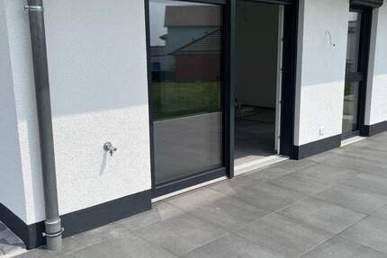 Erstbezug einer Neubau-Doppelhaushälfte mit großer Terrasse, Garten, ausgebautem Studio, Gäste-Bad mit Dusche - zur langfristigen Vermietung 5 zimmer