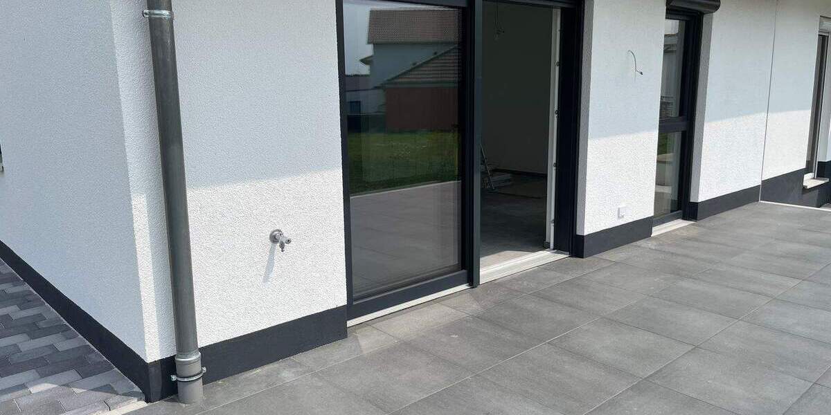 Erstbezug einer Neubau-Doppelhaushälfte mit großer Terrasse, Garten, ausgebautem Studio, Gäste-Bad mit Dusche - zur langfristigen Vermietung 5 zimmer