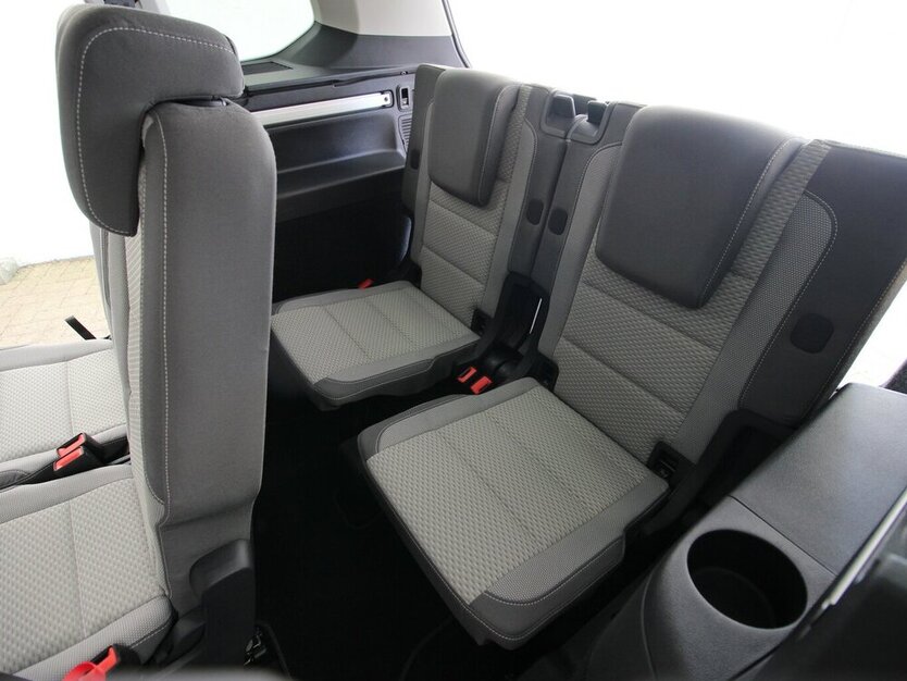 VW Touran 1.5 TSI 7-DSG Comfortline 7-SITZ+NAVI+AHK 23.190 km 32.790 € Hagenow 19230