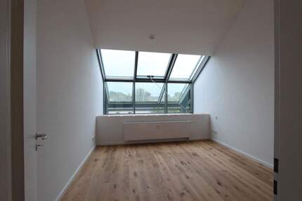 Ruhe und Licht, 7 m Deckenhöhe, frisch saniert - Dachgeschoss-Maisonette in Schöneiche 2 zimmer